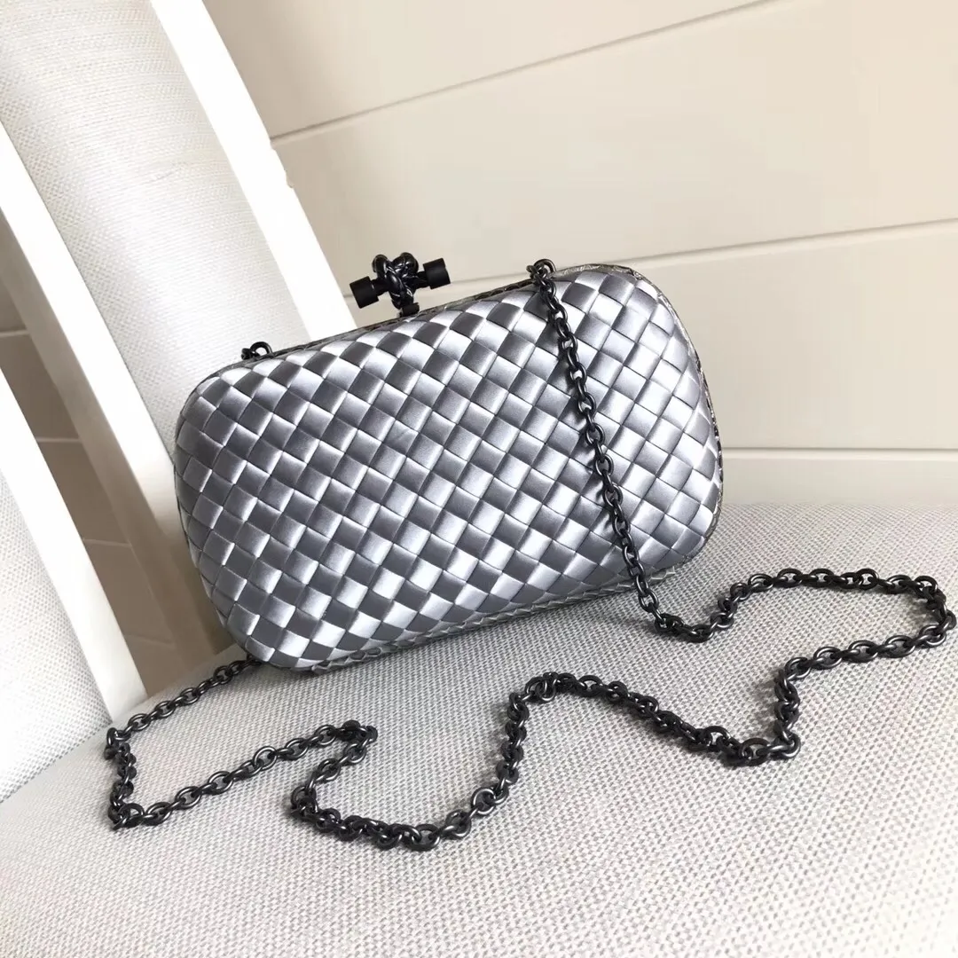 Model 8651 The popular Knot clutch ~ is made of exquisite Japanese silk fabric with freshwater snakeskin piping. It looks elegant when worn cross-body or in the hand. Petite girls can also handle it. It can hold 2 iPhone X phones. Size: 20cm*12cm M56530